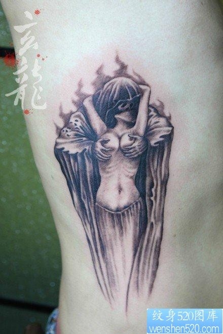 男生侧腰一张死神与美女纹身图片