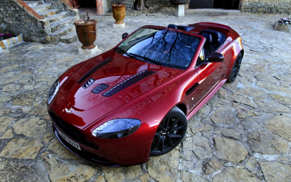 阿斯顿马丁V12 Vantage S红色款跑车壁纸