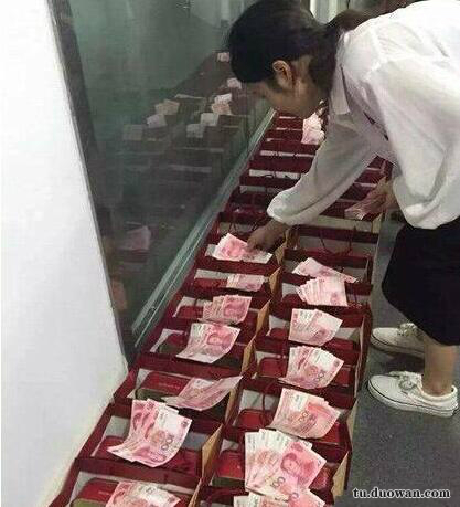 内涵图第1395发：每个美女都有一个致命的自拍角度
