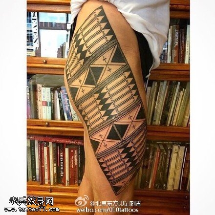 大腿上的几何图形纹身图案