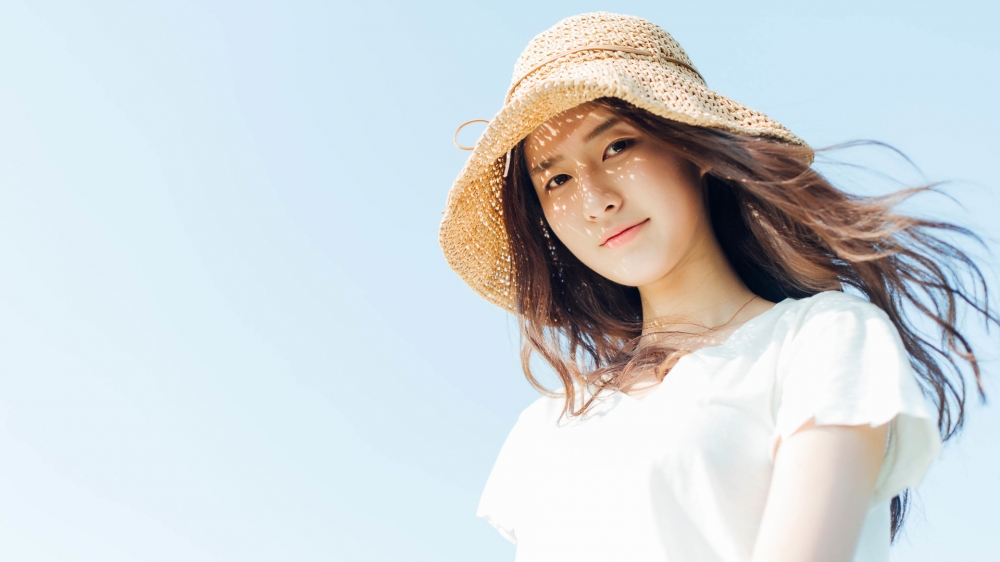 夏日美女系列：草帽捕虫网女孩写真壁纸