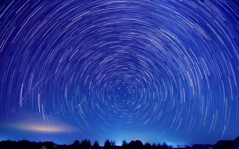 璀璨闪亮的星轨风景图片