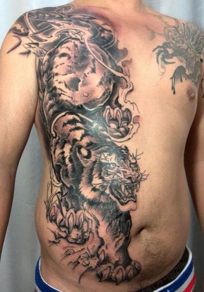 男士胸腹上霸气的下山虎纹身图案