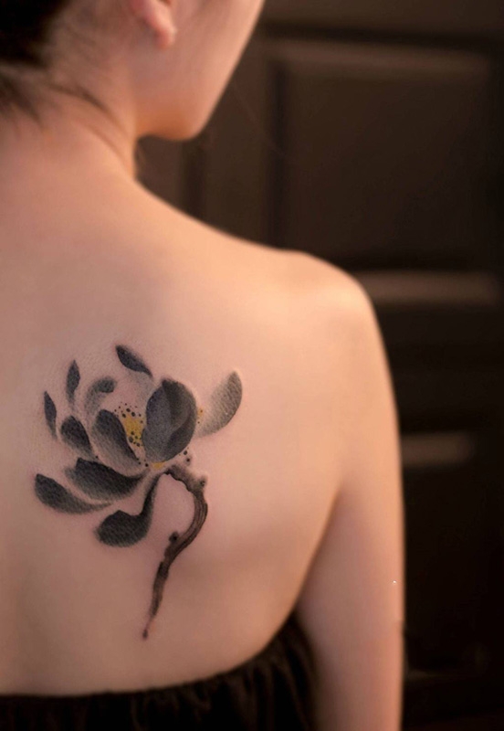 墨染的风采，后背水墨莲花纹身图案
