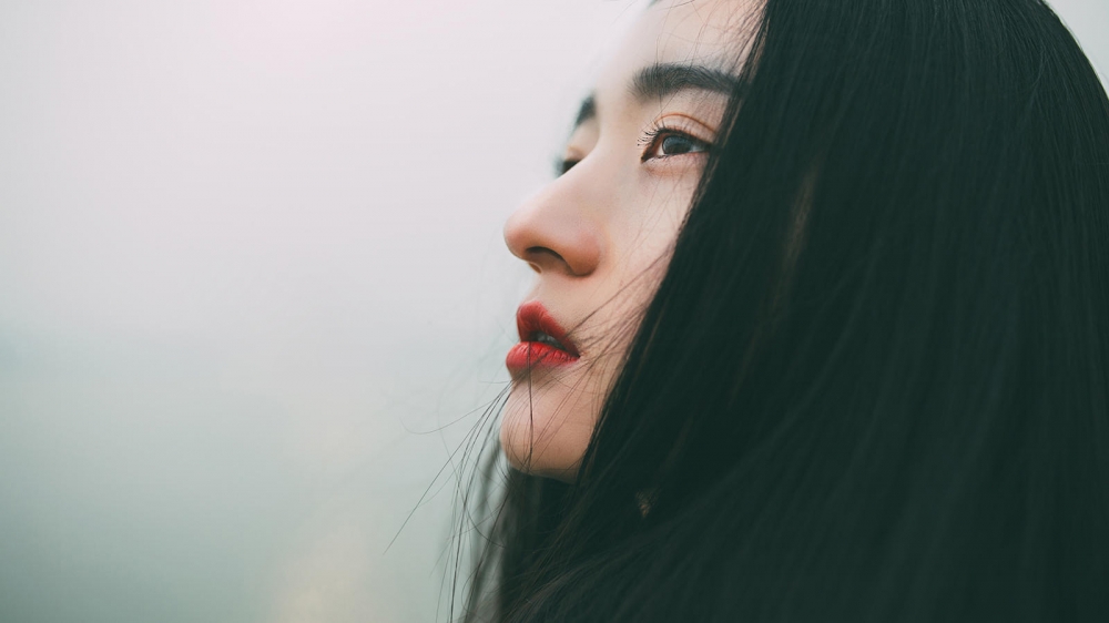 气质文艺美女摄影图片高清电脑桌面主题壁纸下载