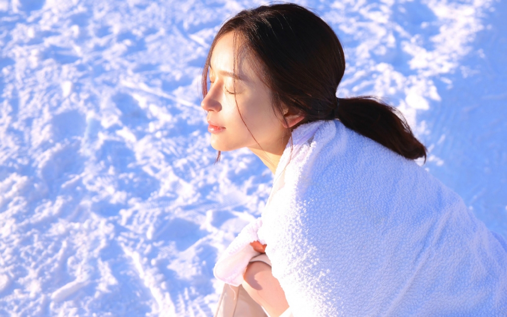 雪地美女治愈系文艺写真高清壁纸下载
