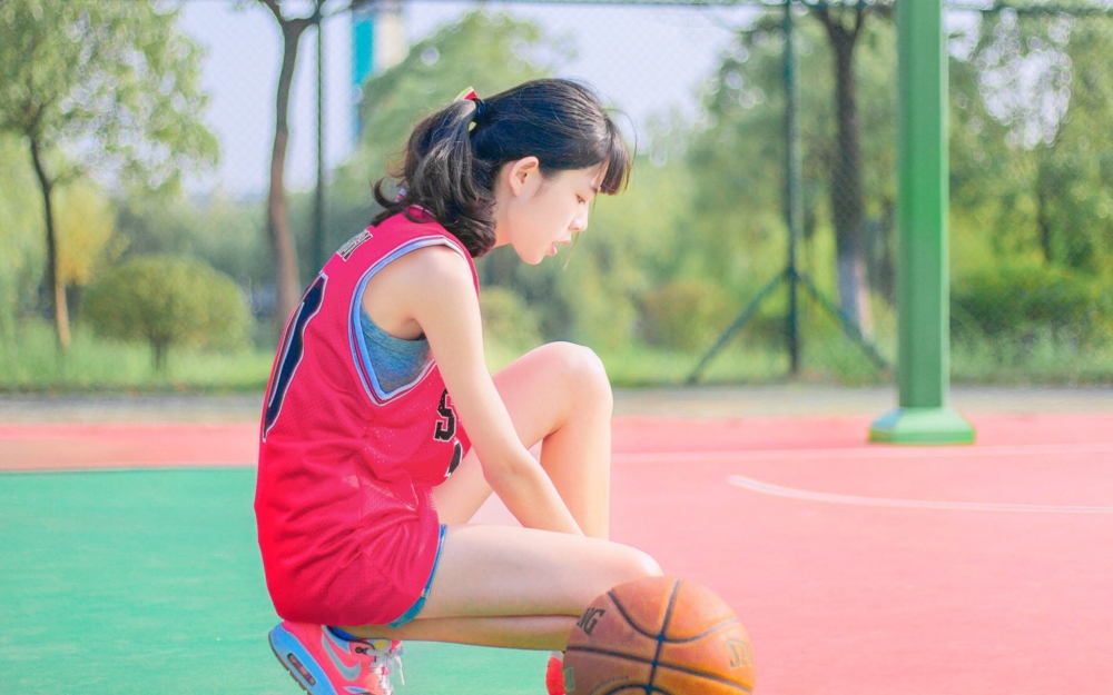 日本可爱少女运动风篮球场青春电脑壁纸