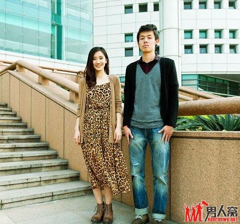 大学情侣爆笑换装照 男生穿女友裙装高跟鞋
