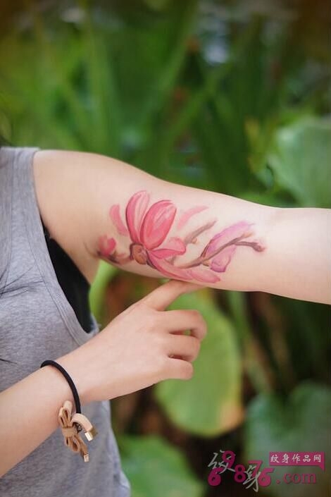 粉色木兰花女生手臂纹身图案