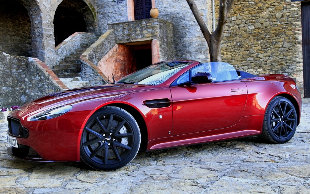 阿斯顿马丁V12 Vantage S红色款跑车壁纸