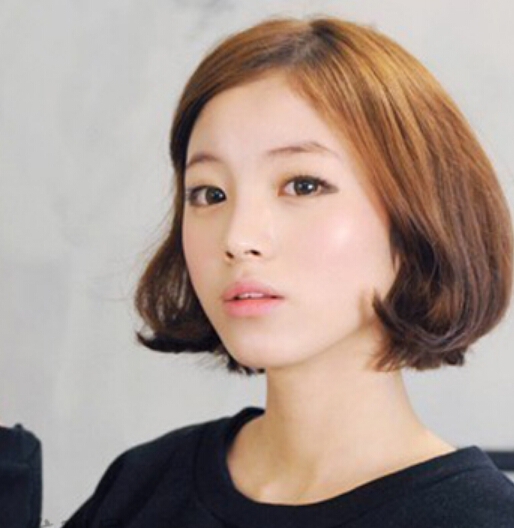 波波头短发发型图片女 日系女生侧分短发发型图片