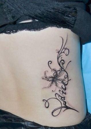 美女腰部精美的彼岸花与字母纹身图片