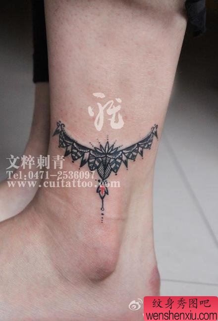 女生腿部小巧流行的藤蔓纹身图案