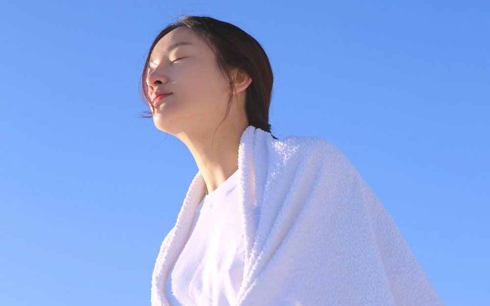 雪地美女治愈系文艺写真高清壁纸下载