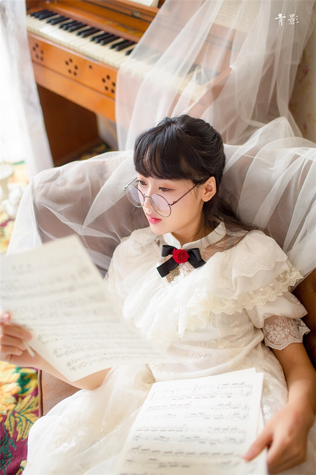 文艺黑白美女手机壁纸 文艺小清新清纯美女手机壁纸图片