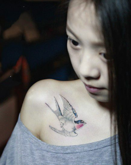 可爱女生胸前唯美的燕子纹身
