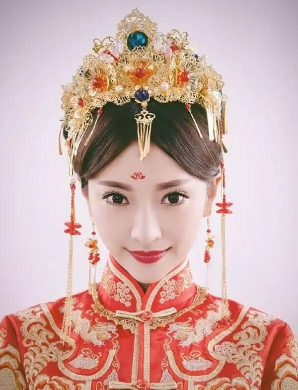 中式复古新娘发型 中式复古风格的秀禾服新娘发型图片