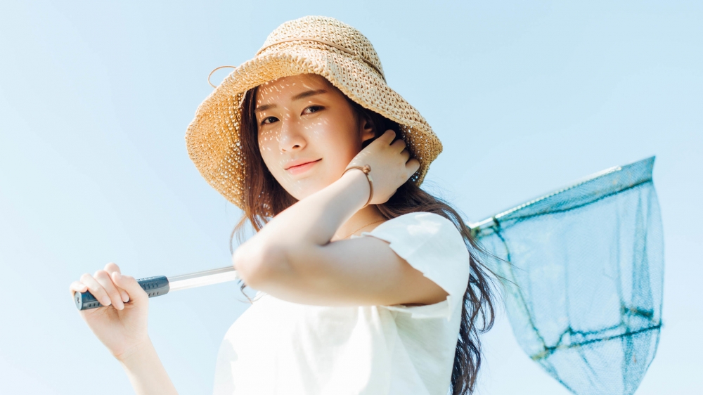 夏日美女系列：草帽捕虫网女孩写真壁纸