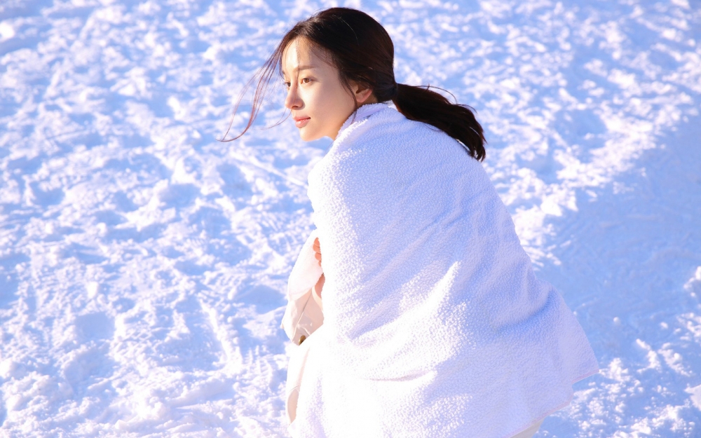 雪地美女治愈系文艺写真高清壁纸下载