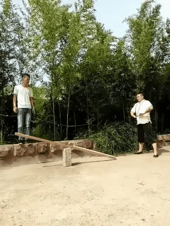 大家看好我给你们表演个铁裆功！