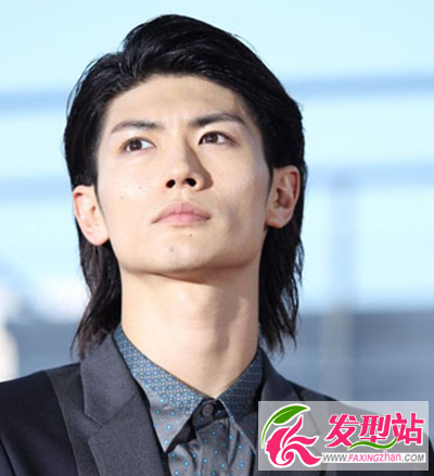 男生长发烫染发型 男生中长发烫发发型图片