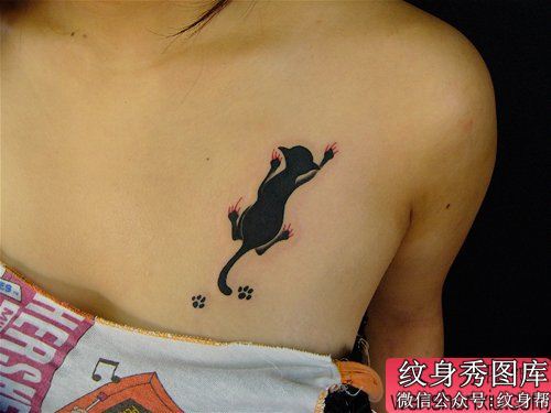 女孩子胸部一幅另类的图腾猫咪纹身图案