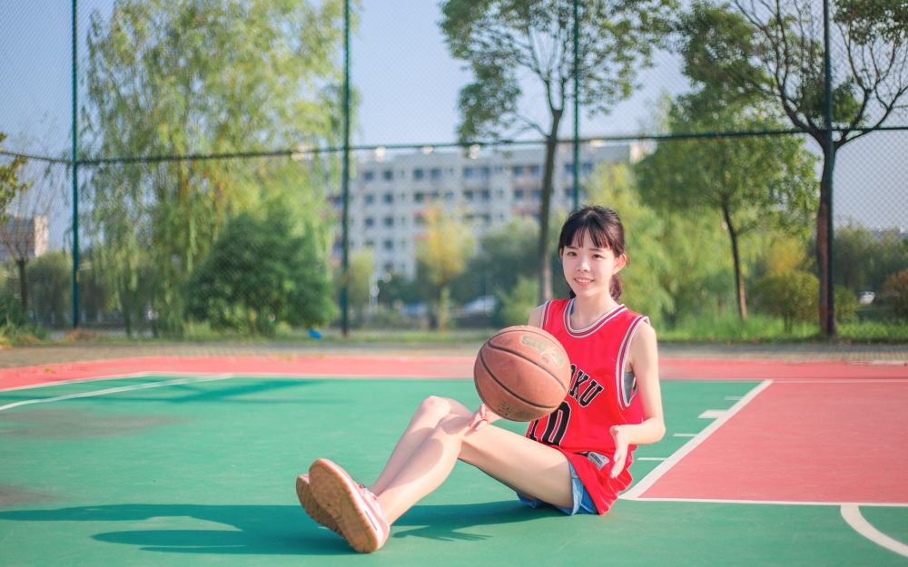 日本可爱少女运动风篮球场青春电脑壁纸