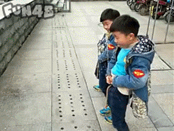 两个小孩撒尿喝尿