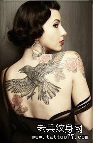 纹身秀图吧推荐一幅女人背部老鹰纹身图案