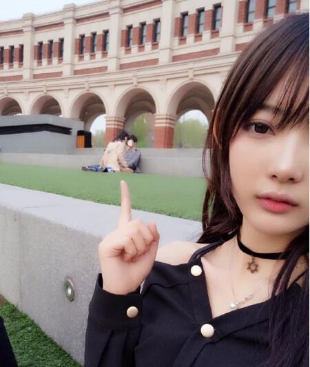 单身美女也嫉妒秀恩爱的