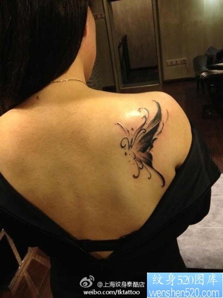 女人肩背潮流好看的黑灰蝴蝶纹身图片