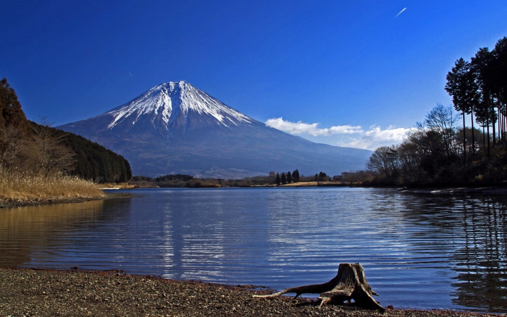 湖畔山峰雪山美景桌面壁纸图片下载