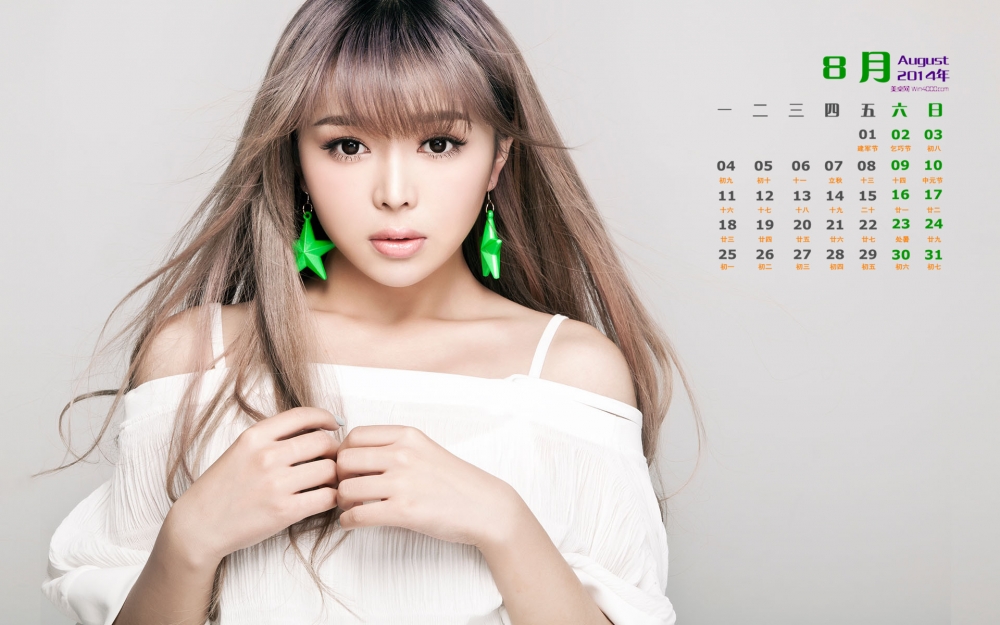 2014年8月日历桌面壁纸90后甜美可爱美女歌手裴紫绮写真