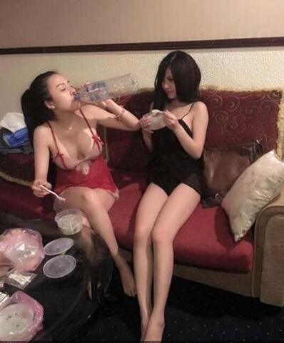 乍一看以为是两充气娃娃