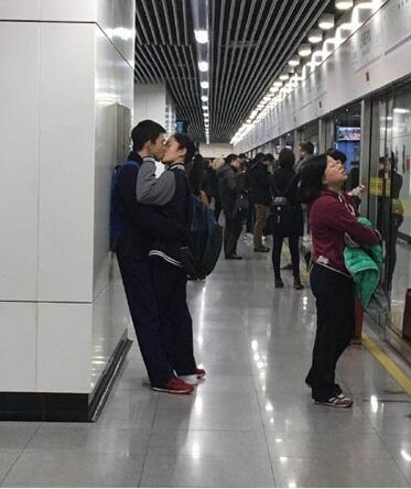 不能注意下场合吗