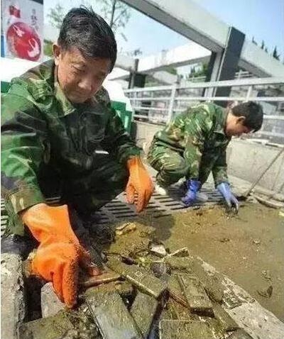 这是掉进去多少手机啊