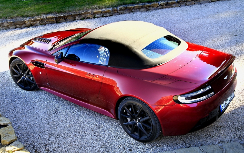 阿斯顿马丁V12 Vantage S红色款跑车壁纸