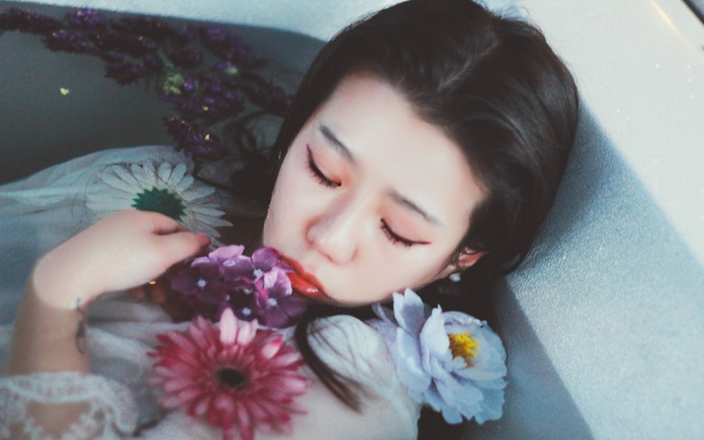 清纯浴室美女唯美伤感写真电脑壁纸