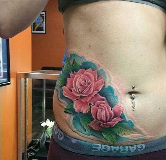 性感女性腹部好看的彩色玫瑰花纹身图图片