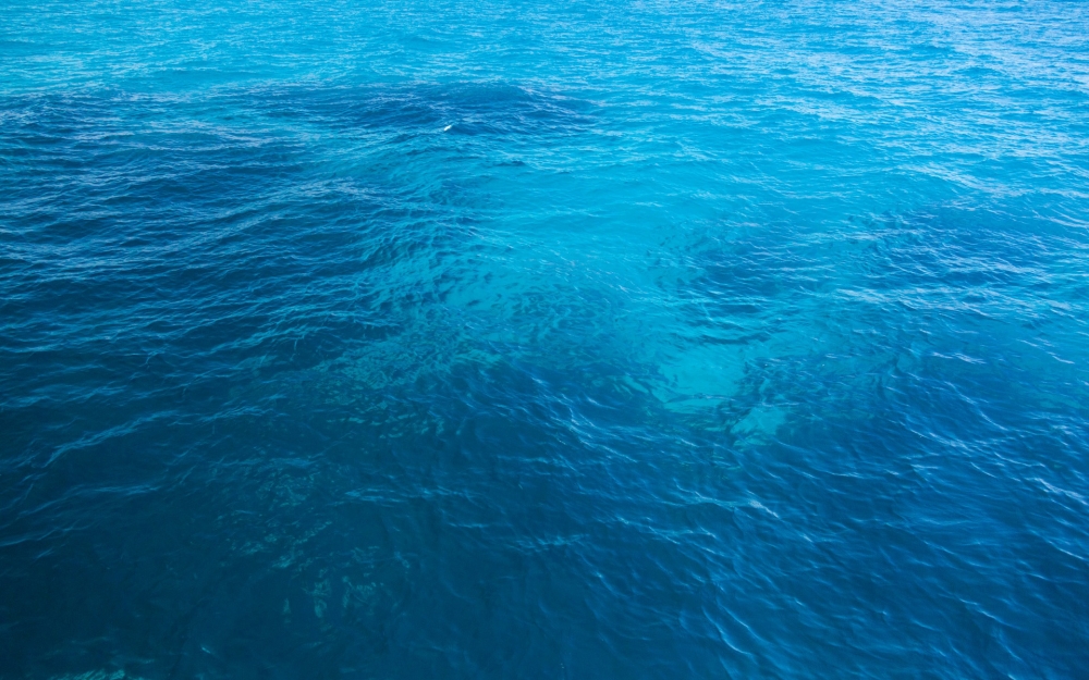 夏天清澈蓝色海水简洁桌面壁纸