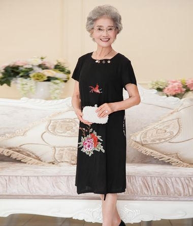 适合中老年妇女的气质发型 让发福的胖脸魅力十足