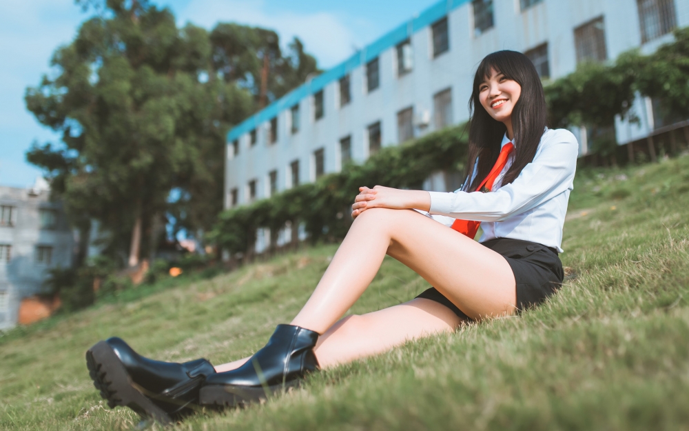 微笑着再见美女毕业照写真桌面壁纸