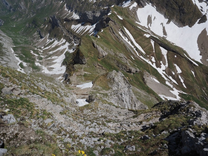 阿尔卑斯山被层层大雪覆盖图片