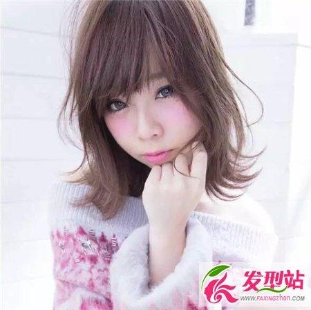 正流行的“美人烫”发型  最新时尚显瘦烫发