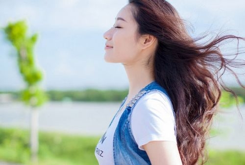 热爱生命的人是幸福的 意境女生图片