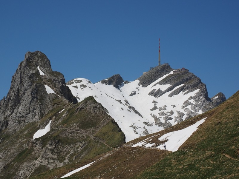 阿尔卑斯山被层层大雪覆盖图片