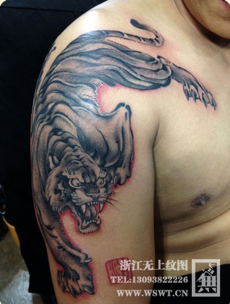 大臂猛虎下山纹身图片