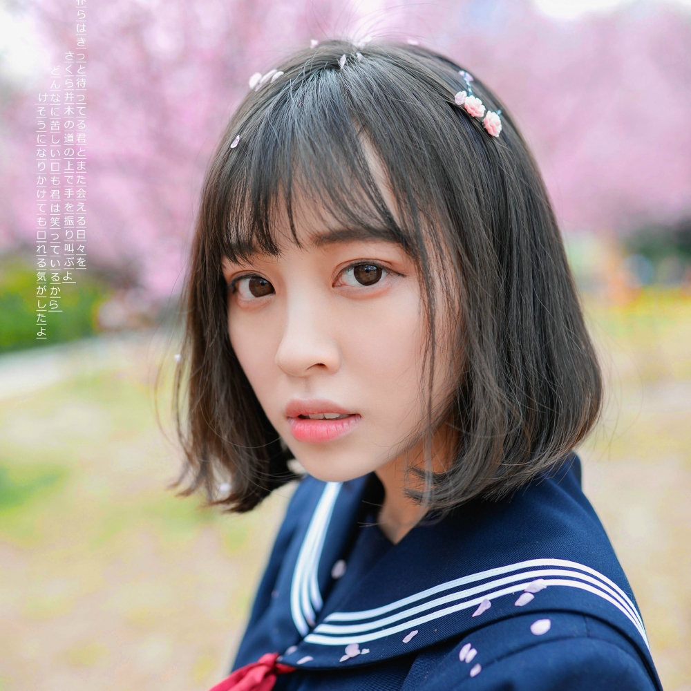 短发日系校服美女户外写真iPad4壁纸下载