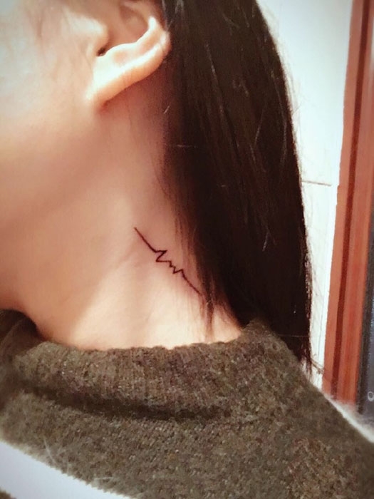 颈部简单个性心电图纹身图案