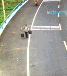 路上挑粪桶被电动车撞翻